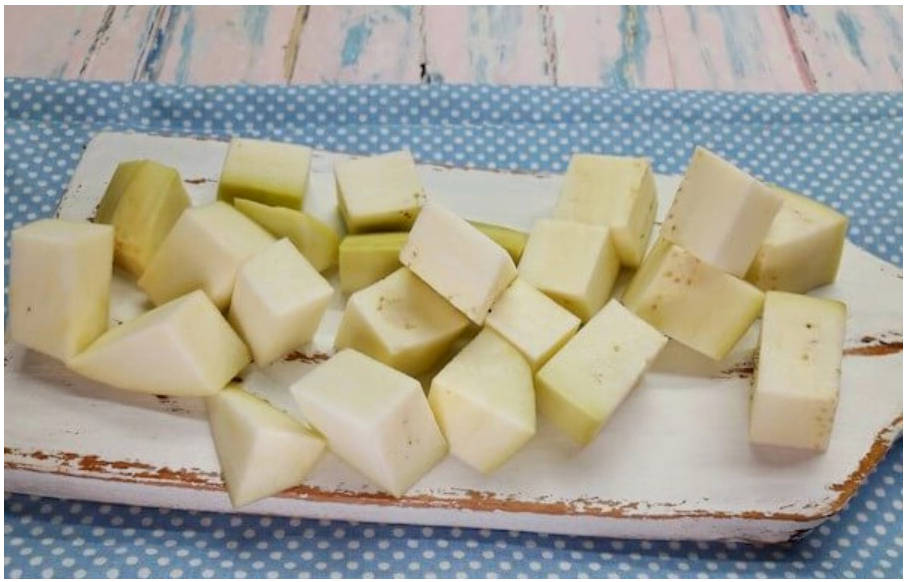 Жареные баклажаны с чесноком и сметаной на сковороде Жареные баклажаны с чесноком и сметаной на сковороде
