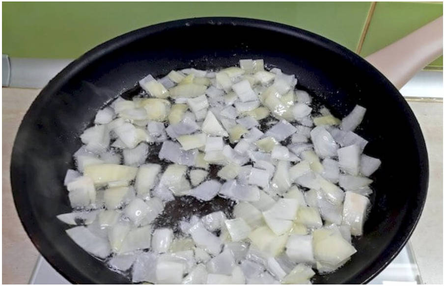 Жареные баклажаны с чесноком и сметаной на сковороде Жареные баклажаны с чесноком и сметаной на сковороде