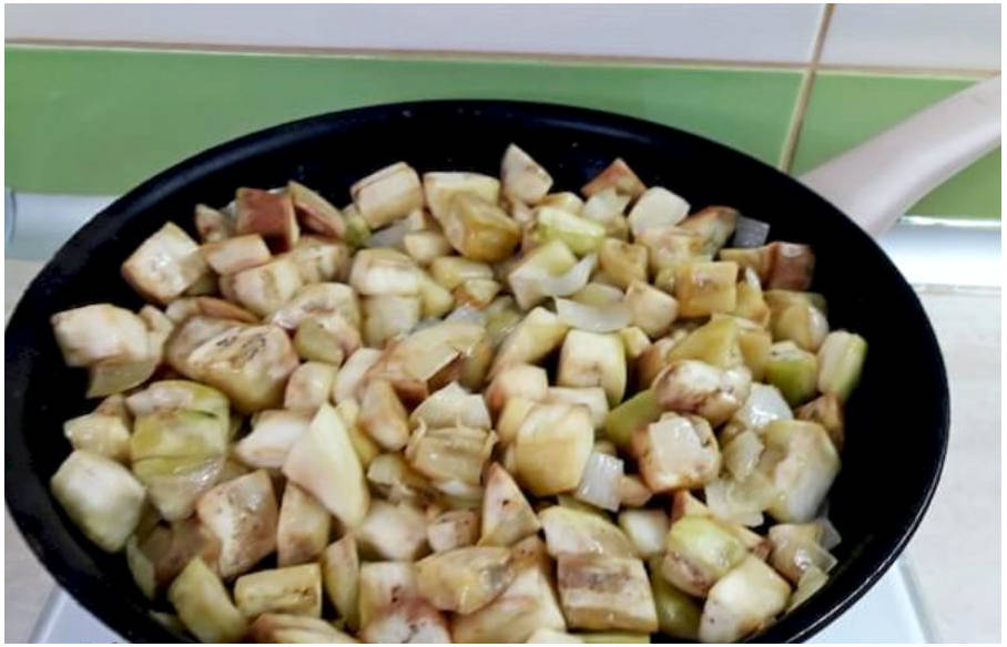 Жареные баклажаны с чесноком и сметаной на сковороде Жареные баклажаны с чесноком и сметаной на сковороде
