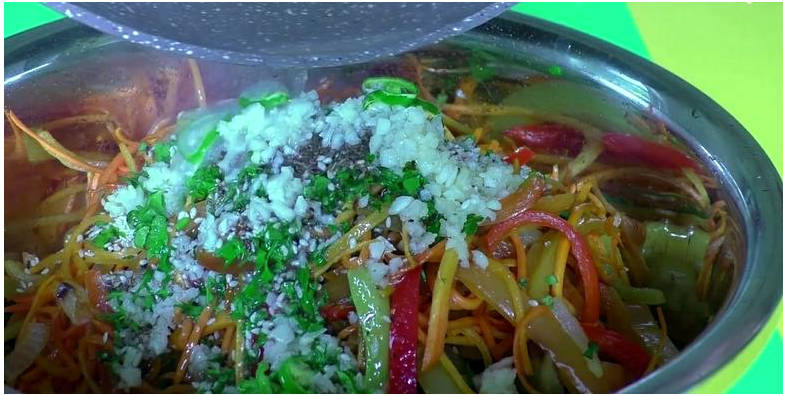 Салат с баклажанами, морковью и перцем