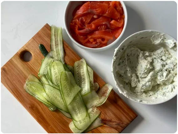 Рулет из кабачков с творожным сыром и рыбой