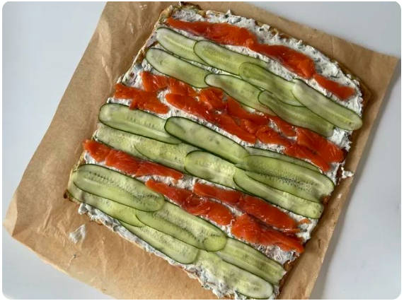 Рулет из кабачков с творожным сыром и рыбой