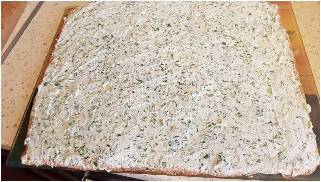 Рулет из кабачков с творожным сыром и зеленью