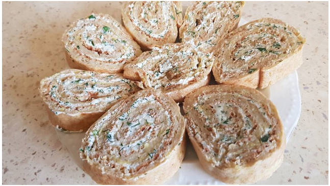 Рулет из кабачков с творожным сыром и зеленью
