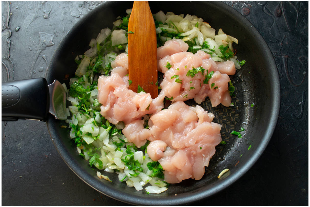 Кабачки с курицей и сметаной на сковороде