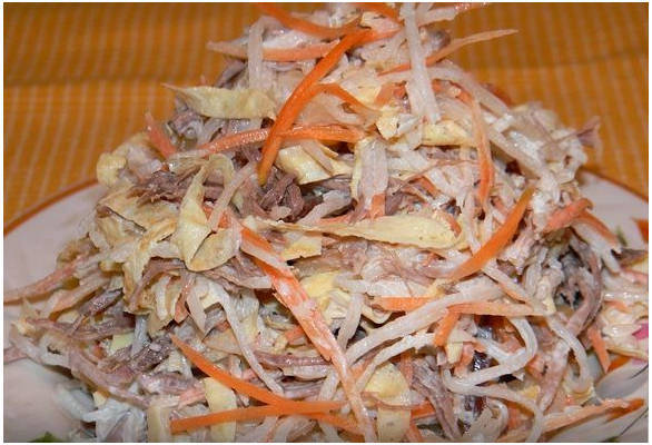 Салат из редьки с мясом, жаренным с луком и морковью