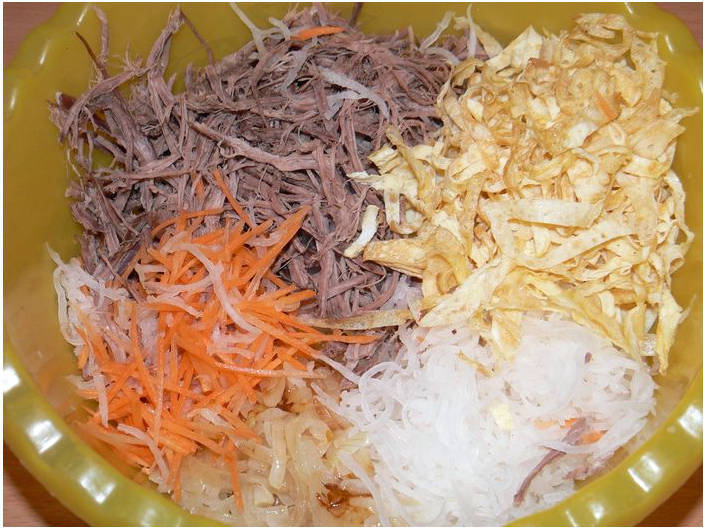 Салат из редьки с мясом, жаренным с луком и морковью