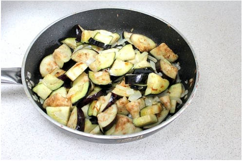 Тушеные баклажаны кубиками с овощами на сковороде Тушеные баклажаны кубиками с овощами на сковороде