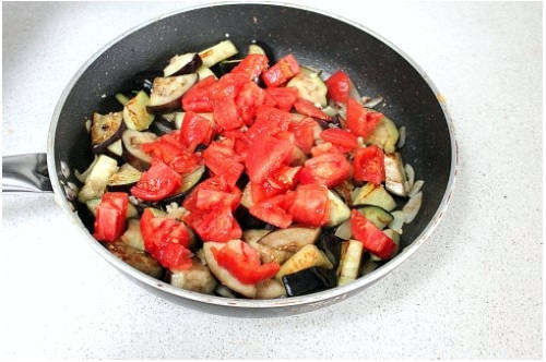 Тушеные баклажаны кубиками с овощами на сковороде Тушеные баклажаны кубиками с овощами на сковороде