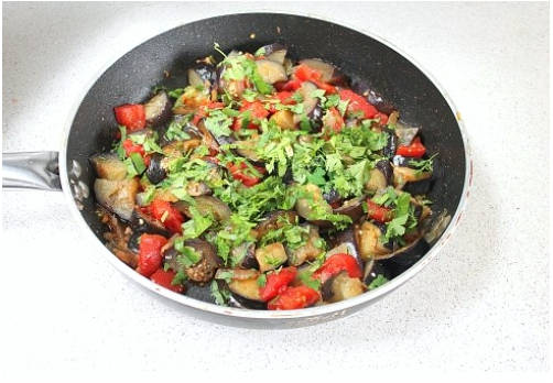 Тушеные баклажаны кубиками с овощами на сковороде Тушеные баклажаны кубиками с овощами на сковороде