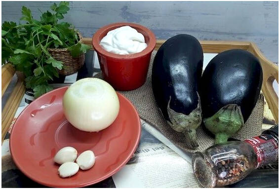 Баклажаны со сметаной и чесноком на сковороде