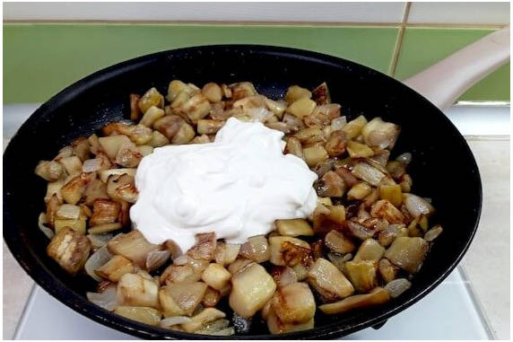 Баклажаны со сметаной и чесноком на сковороде