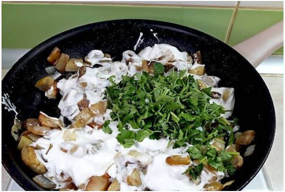 Баклажаны со сметаной и чесноком на сковороде