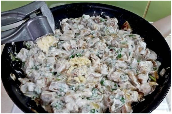 Баклажаны со сметаной и чесноком на сковороде
