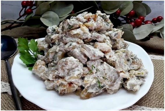 Баклажаны со сметаной и чесноком на сковороде