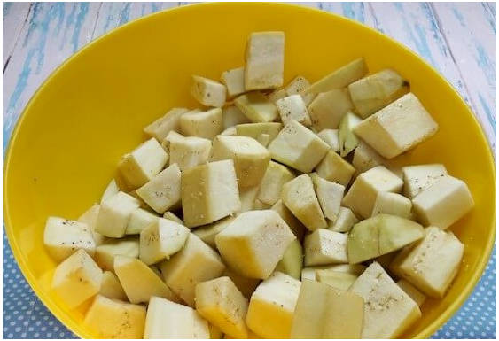 Баклажаны со сметаной и чесноком на сковороде