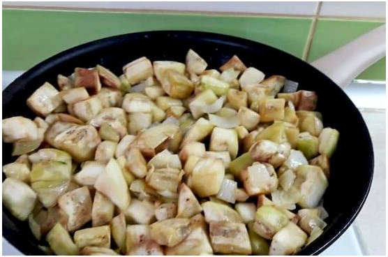 Баклажаны со сметаной и чесноком на сковороде