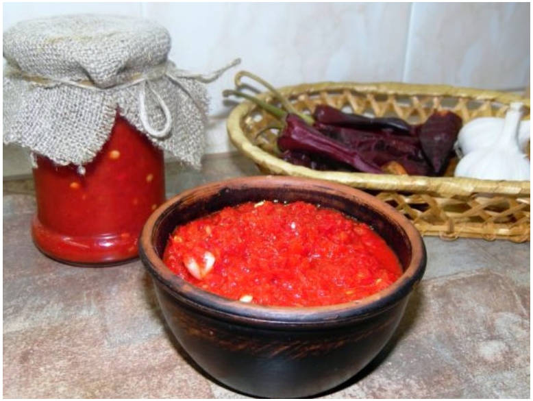 Горький перец с чесноком через мясорубку без варки на зиму
