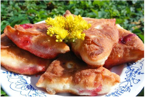 Пирожки с клубникой из дрожжевого теста на сковороде