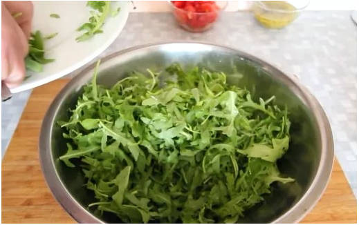 Салат с клубникой, рукколой и сыром
