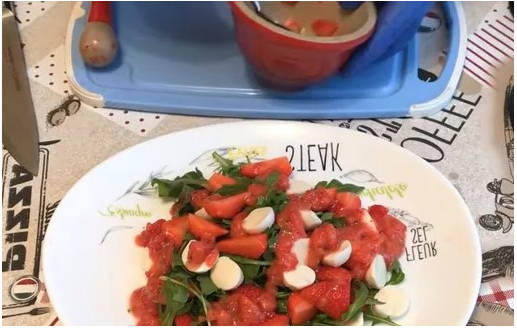 Салат с клубникой, рукколой и сыром