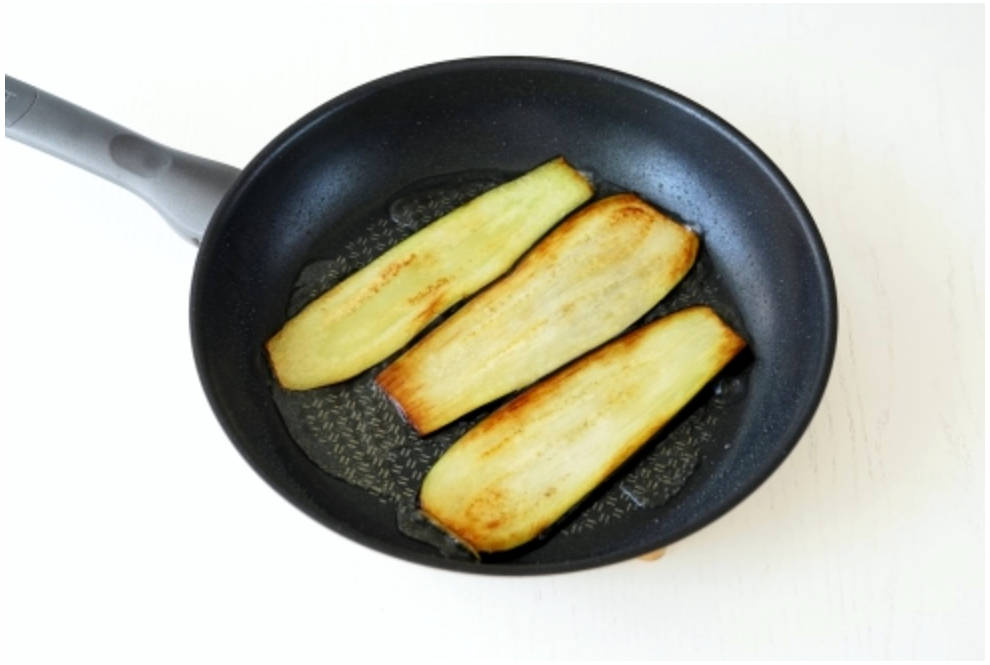 Рулетики из баклажанов с сыром и помидорами