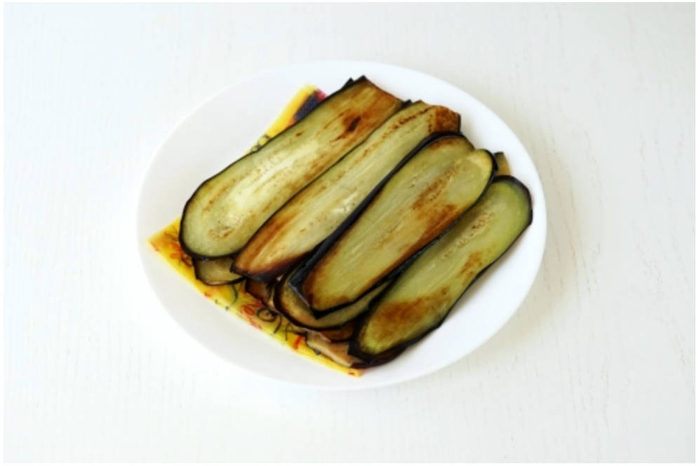 Рулетики из баклажанов с сыром и помидорами