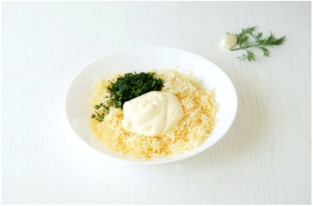 Рулетики из баклажанов с сыром и помидорами