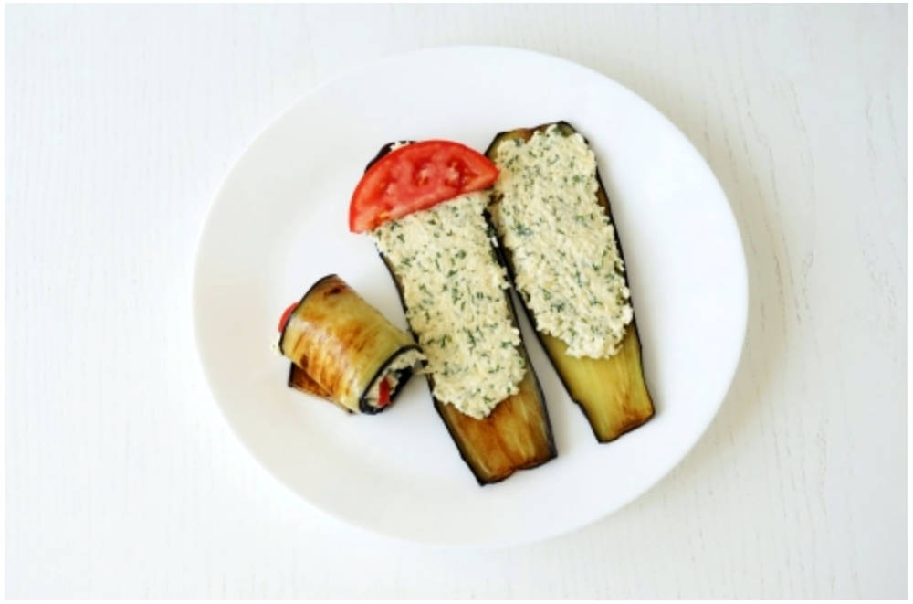 Рулетики из баклажанов с сыром и помидорами
