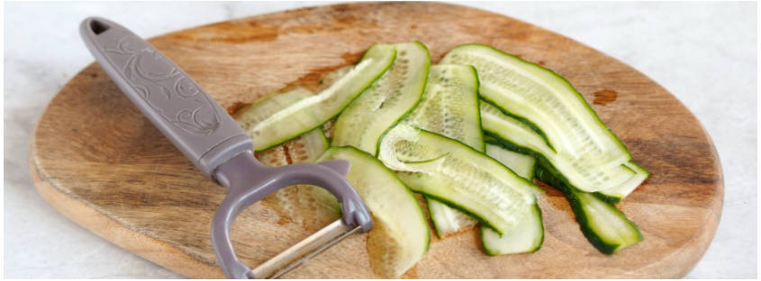 Рулет из кабачков с творожным сыром, зеленью и чесноком