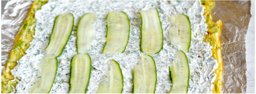 Рулет из кабачков с творожным сыром, зеленью и чесноком