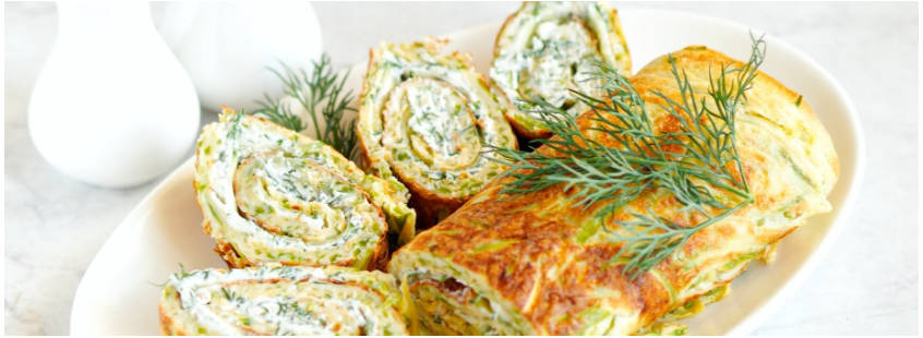 Рулет из кабачков с творожным сыром, зеленью и чесноком