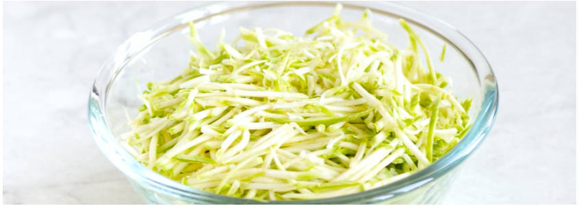 Рулет из кабачков с творожным сыром, зеленью и чесноком