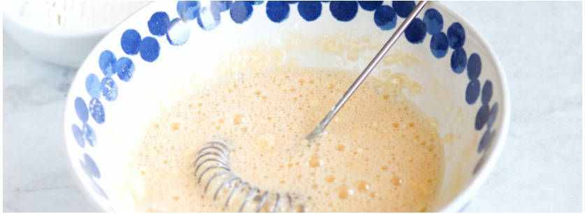 Рулет из кабачков с творожным сыром, зеленью и чесноком