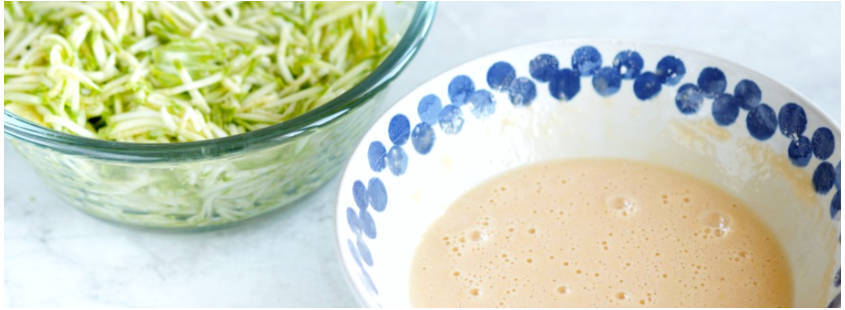 Рулет из кабачков с творожным сыром, зеленью и чесноком