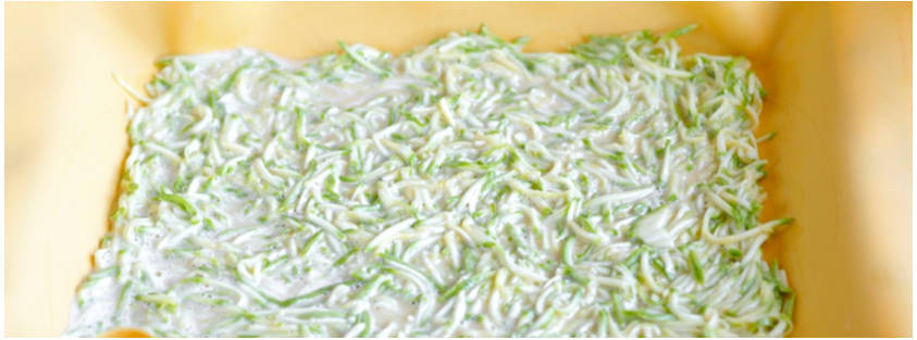 Рулет из кабачков с творожным сыром, зеленью и чесноком