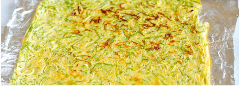 Рулет из кабачков с творожным сыром, зеленью и чесноком