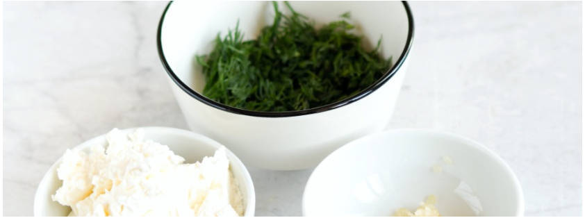 Рулет из кабачков с творожным сыром, зеленью и чесноком