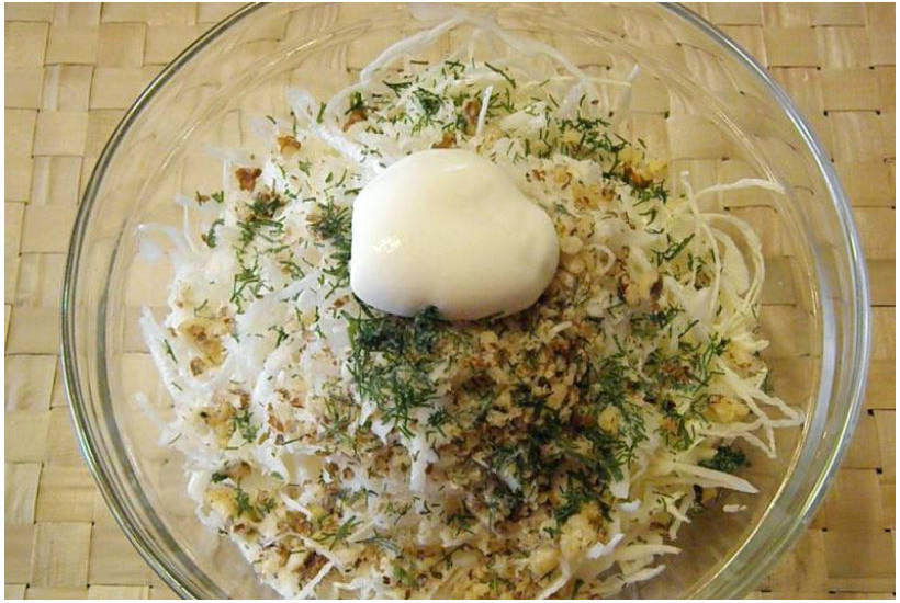 Салат из черной редьки со сметаной