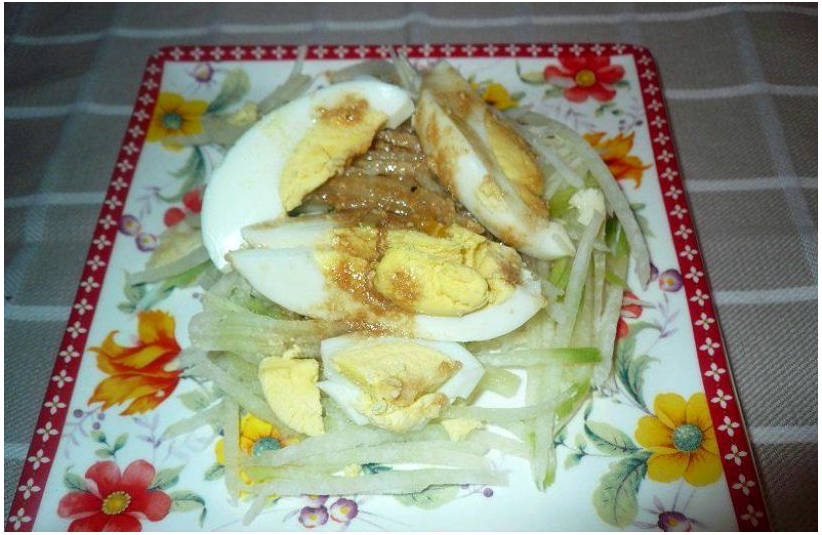 Салат из зеленой редьки с яйцом