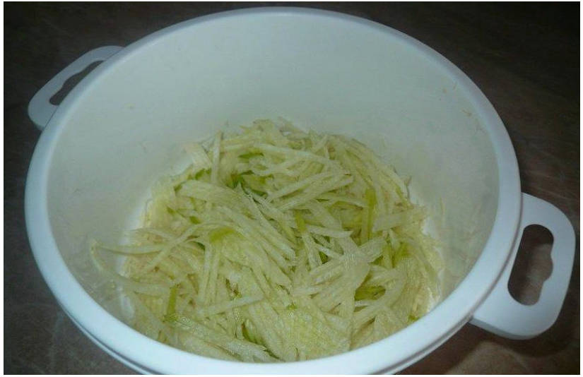 Салат из зеленой редьки с яйцом