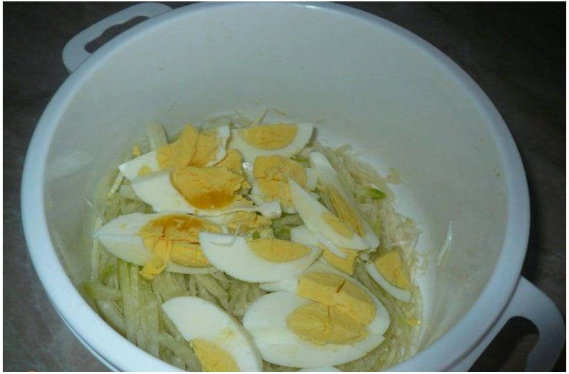 Салат из зеленой редьки с яйцом