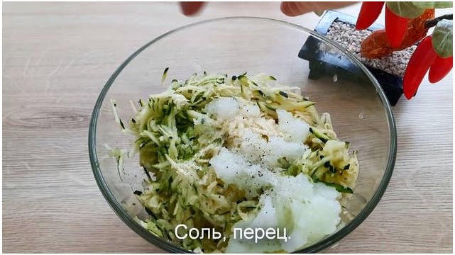 Блинчики из кабачков с начинкой из сыра и зелени