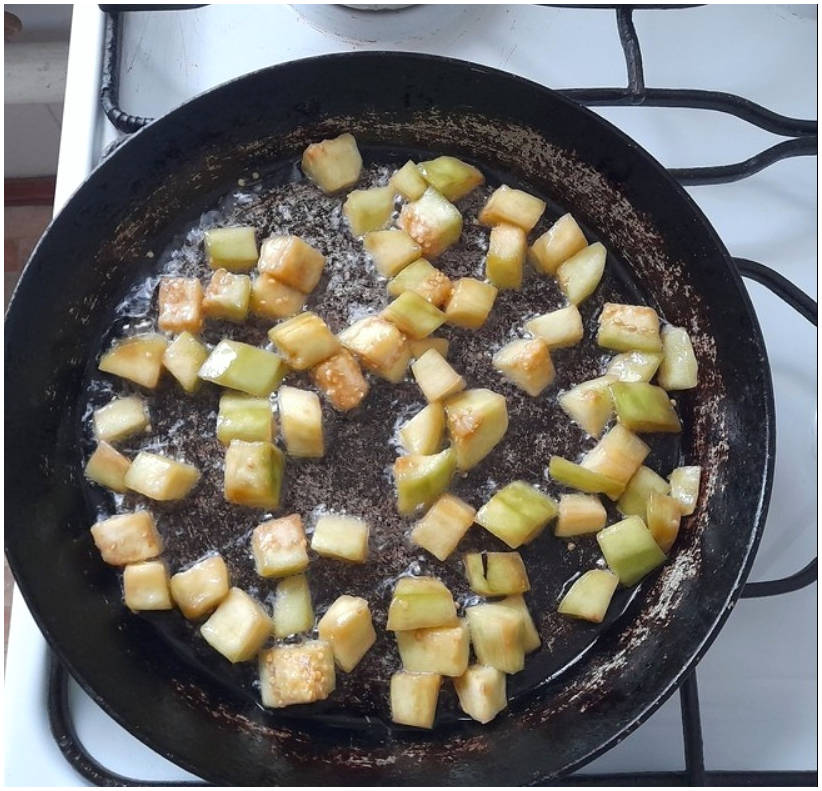 Салат с жареными баклажанами, помидорами и сыром