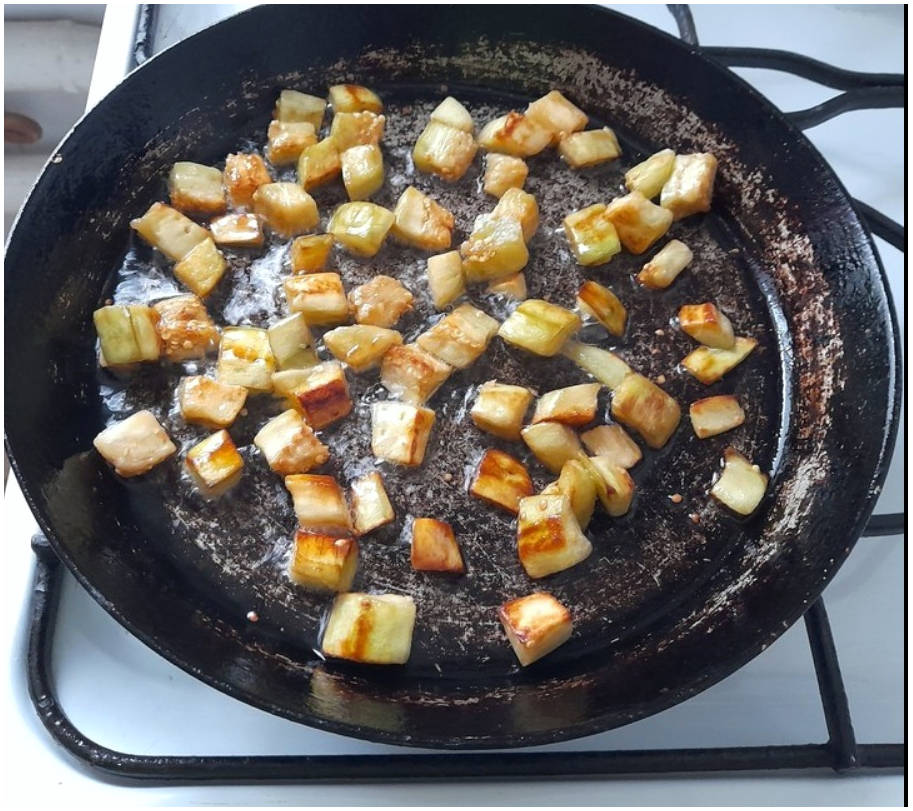 Салат с жареными баклажанами, помидорами и сыром