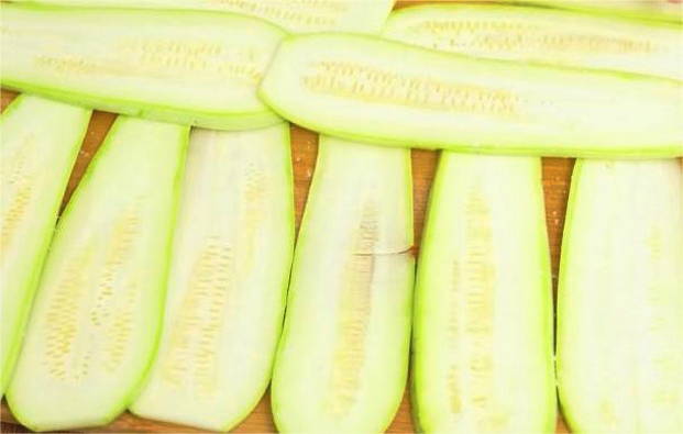 Рулетики из кабачков с помидорами