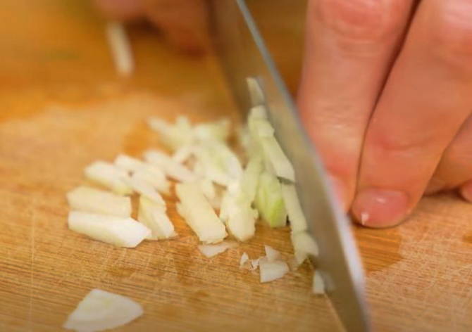 Рулетики из кабачков с помидорами