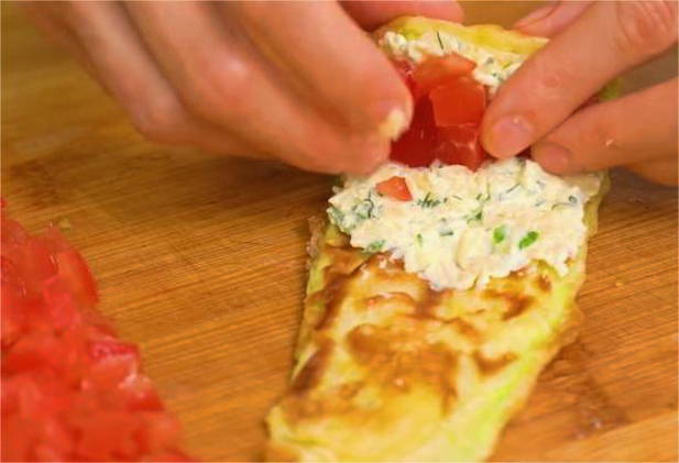 Рулетики из кабачков с помидорами