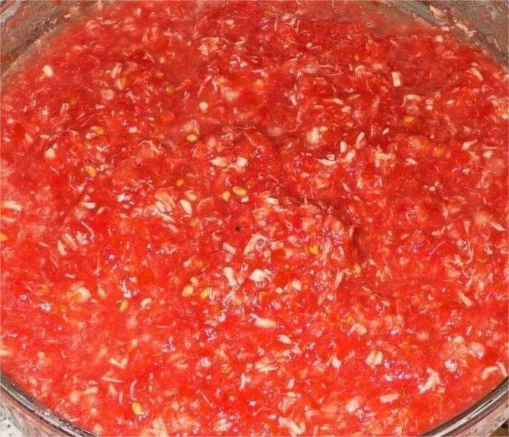 Хреновая закуска с помидорами и чесноком для долгого хранения Хреновая закуска с помидорами и чесноком для долгого хранения