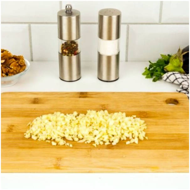 Рулетики из баклажанов по-грузински